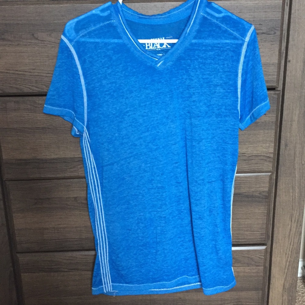 Blue buckle black shirt